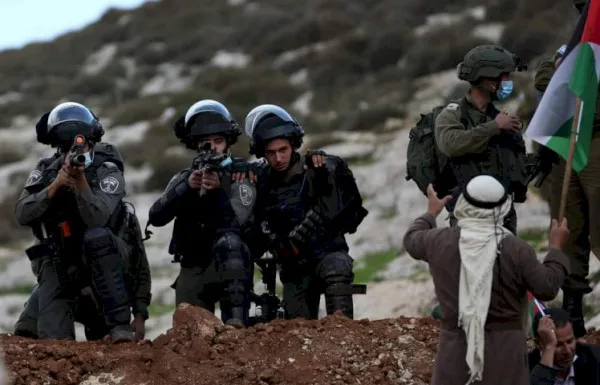 الاحتلال الإسرائيلي يفرض حصاراً على المدن الفلسطينية في الضفة الغربية الاحتلال الإسرائيلي يفرض حصاراً على المدن الفلسطينية في الضفة الغربية