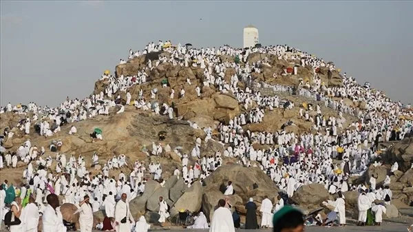 بدء تصعيد حجاج القرعة إلى عرفات لأداء الركن الأساسي من فريضة الحج بدء تصعيد حجاج القرعة إلى عرفات لأداء الركن الأساسي من فريضة الحج