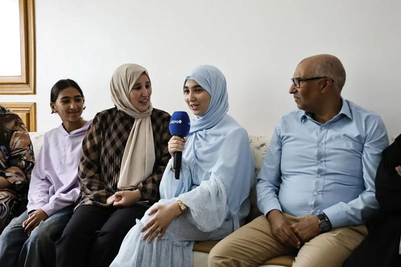 هبة بناني: لم أكن أتوقع أن أكون الأولى على المستوى الوطني.. وطموحي هو الالتحاق بكلية الطب هبة بناني: لم أكن أتوقع أن أكون الأولى على المستوى الوطني.. وطموحي هو الالتحاق بكلية الطب