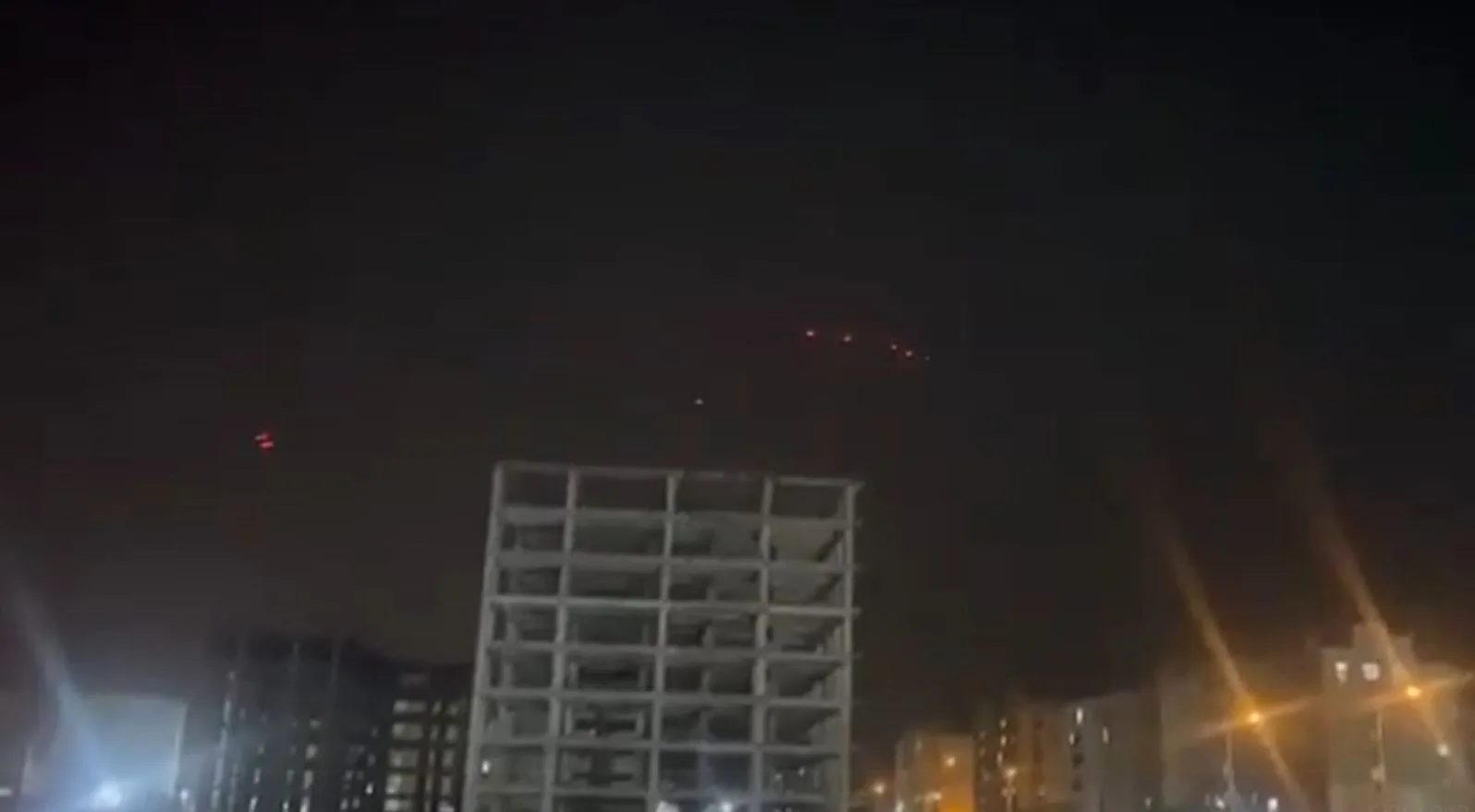 فيديو: بدء تشغيل الدفاعات الجوية الإيرانية في بندر عباس لاعتراض الهجمات الإسرائيلية فيديو: بدء تشغيل الدفاعات الجوية الإيرانية في بندر عباس لاعتراض الهجمات الإسرائيلية