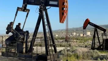 النفط يسجل أول ارتفاع أسبوعي له منذ ثلاثة أسابيع بدعم من تفاؤل الأسواق