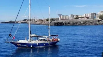 الاحتلال الإسرائيلي يجهز لاعتراض سفينة مادلين ويُنذر طاقمها بالاعتقال.
