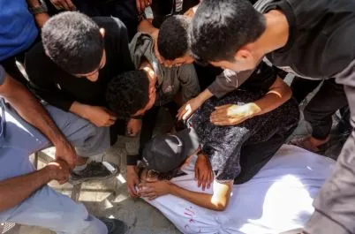 استشهاد 3 فلسطينيين وإصابة 30 آخرين بنيران الاحتلال بالقرب من مراكز توزيع المعونات في غزة استشهاد 3 فلسطينيين وإصابة 30 آخرين بنيران الاحتلال بالقرب من مراكز توزيع المعونات في غزة