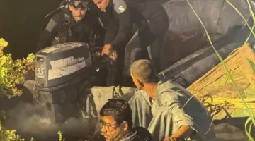 محافظ أسيوط يراقب حادث انقلاب تروسيكل في نهر النيل