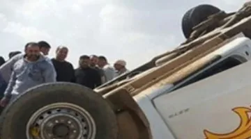 إصابة 17 عاملاً جراء انقلاب سيارة نقل صغيرة على طريق الصحراء في المنيا