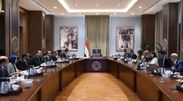 اجتماع برئاسة رئيس الوزراء: الحكومة تتيح فرص استثمارية في قطاع الصحة على مدى العقد القادم