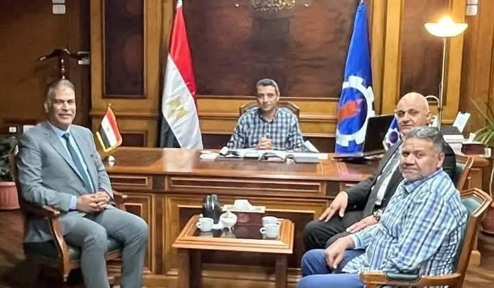 محافظ السويس يجتمع بوفد من إدارة نادي المنتخب ونقابة المحامين محافظ السويس يجتمع بوفد من إدارة نادي المنتخب ونقابة المحامين
