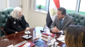 وزير الصحة والسكان يكرم السفيرة هيفاء أبو غزالة
