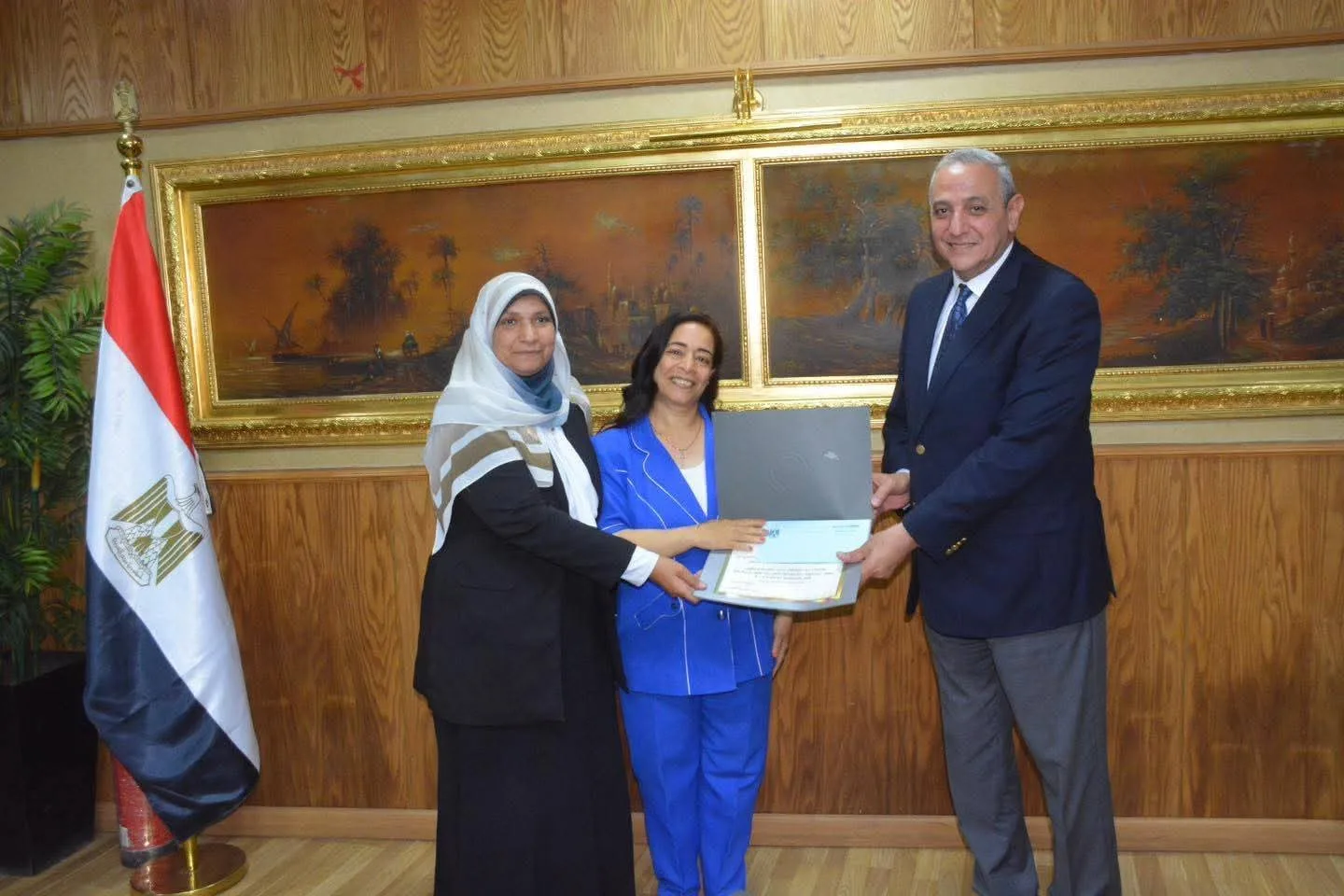محافظ الغربية يكرم الأمهات النموذجيات ويشدد على دور المرأة المصرية كأحد أعمدة بناء الوطن. محافظ الغربية يكرم الأمهات النموذجيات ويشدد على دور المرأة المصرية كأحد أعمدة بناء الوطن.