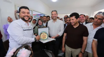 محافظ دمياط ووزير الشباب والرياضة يتجولان في ورش عمل مشروعي “مشواري”