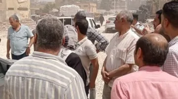 الأجهزة التنفيذية في حي شرق بالتعاون مع رجال الأمن تراقب حالة بناء غير قانونية