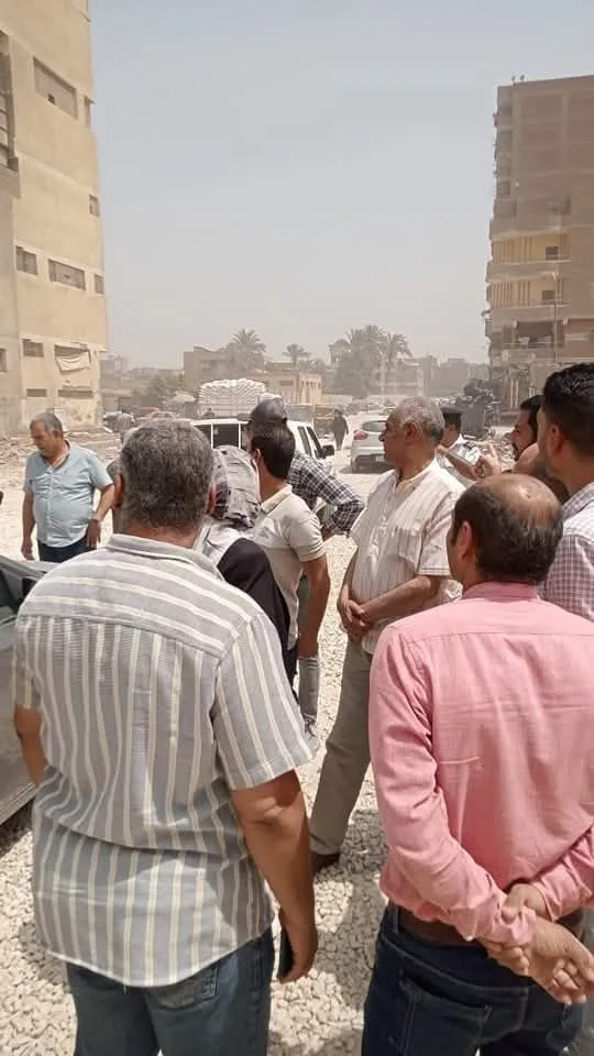 الأجهزة التنفيذية في حي شرق بالتعاون مع رجال الأمن تراقب حالة بناء غير قانونية الأجهزة التنفيذية في حي شرق بالتعاون مع رجال الأمن تراقب حالة بناء غير قانونية