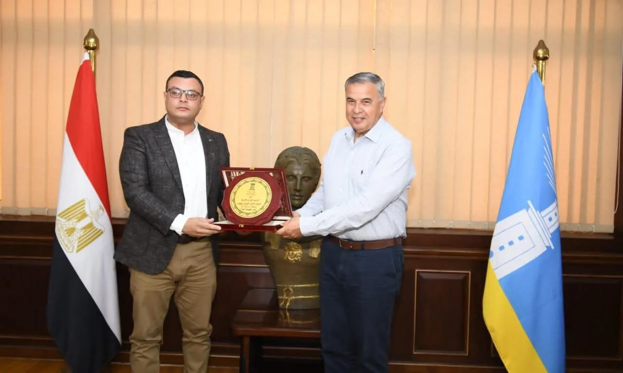 وزير الإسكان ومحافظ الإسكندرية يعقدان جلسة لمناقشة سير العمل والمشاريع المشتركة. وزير الإسكان ومحافظ الإسكندرية يعقدان جلسة لمناقشة سير العمل والمشاريع المشتركة.