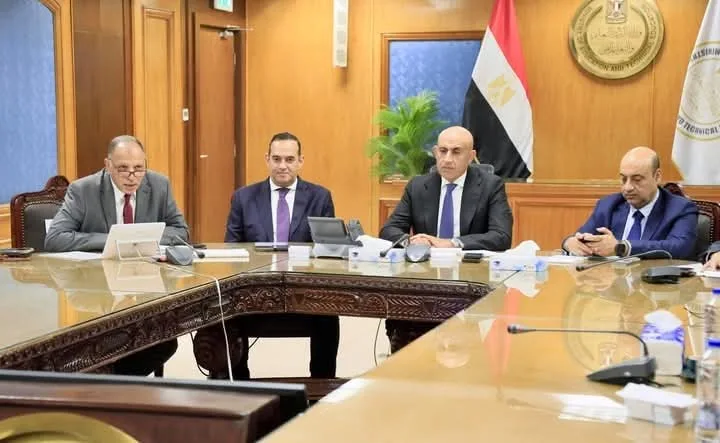 وزير التعليم يراقب بدء امتحانات الثانوية العامة من غرفة التحكم وزير التعليم يراقب بدء امتحانات الثانوية العامة من غرفة التحكم
