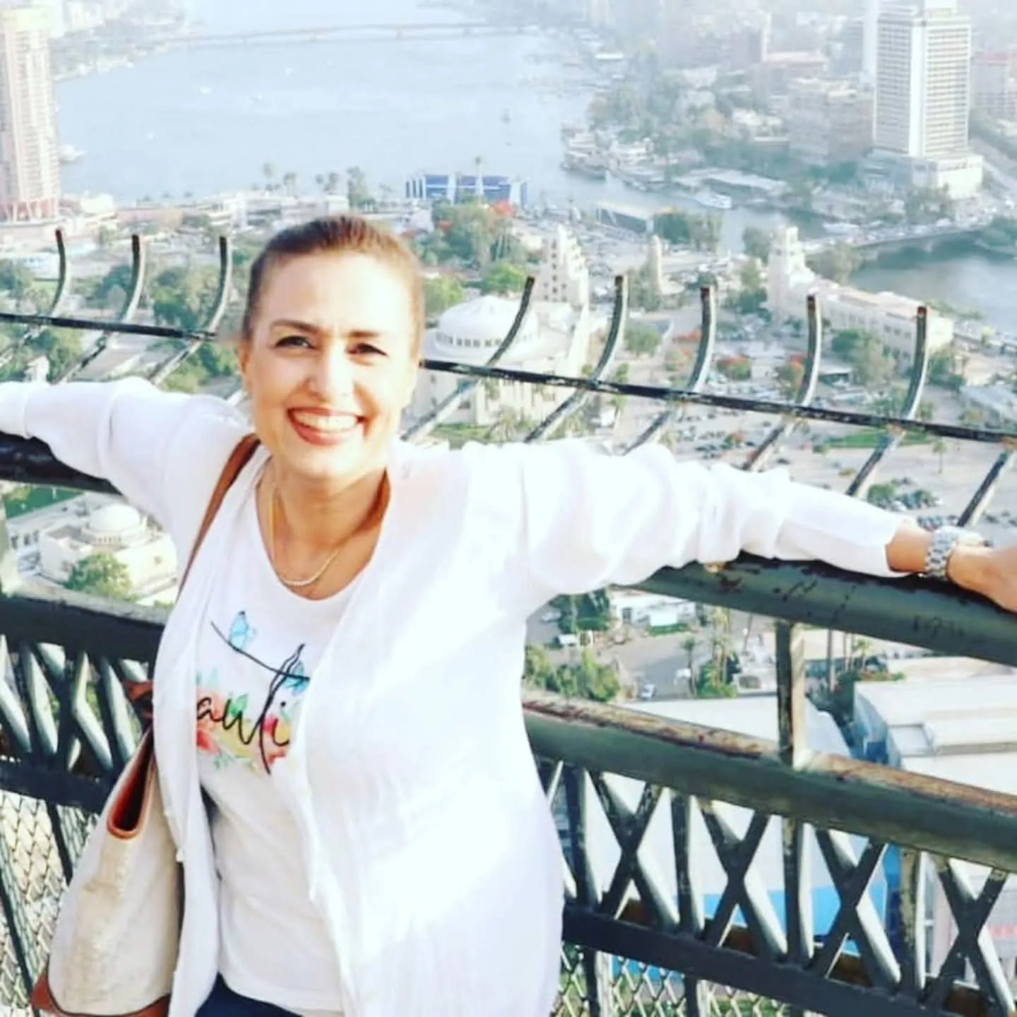 قصة سيمون: الفتاة التي غنت قبل أن يبدأ الحديث. قصة سيمون: الفتاة التي غنت قبل أن يبدأ الحديث.