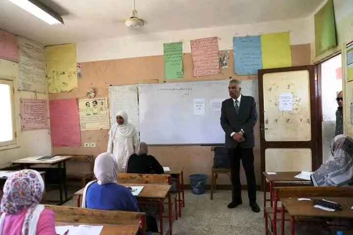 محافظ أسوان يقوم بجولة تفقدية على مجموعة من لجان الامتحانات الفرعية في إدفو محافظ أسوان يقوم بجولة تفقدية على مجموعة من لجان الامتحانات الفرعية في إدفو
