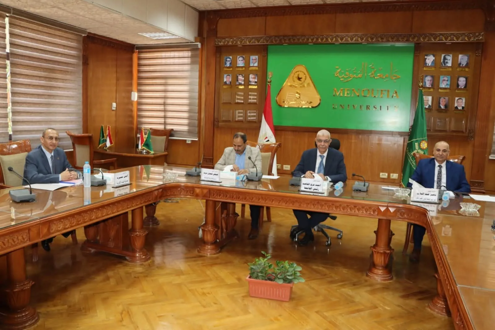 رئيس جامعة المنوفية يترأس لجنة لاجراء مقابلات لاختيار مديري العموم وأمناء الكليات الجدد رئيس جامعة المنوفية يترأس لجنة لاجراء مقابلات لاختيار مديري العموم وأمناء الكليات الجدد