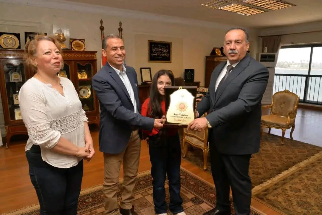 محافظ أسيوط يقدّم درع المسؤولية المجتمعية للطالبة “أنجلينا عماد” في تكريم خاص محافظ أسيوط يقدّم درع المسؤولية المجتمعية للطالبة “أنجلينا عماد” في تكريم خاص