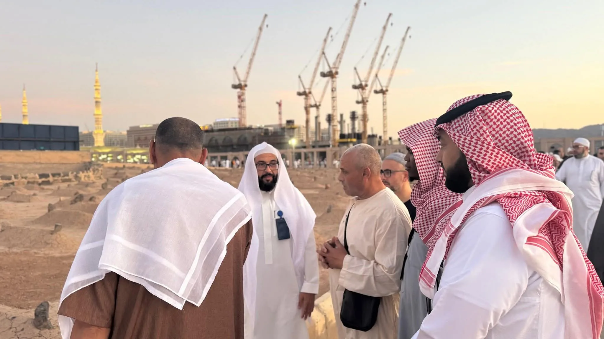 هيئة الأمر بالمعروف والنهي عن المنكر في المدينة المنورة ترحب بالحجاج بـ15 لغة مختلفة هيئة الأمر بالمعروف والنهي عن المنكر في المدينة المنورة ترحب بالحجاج بـ15 لغة مختلفة