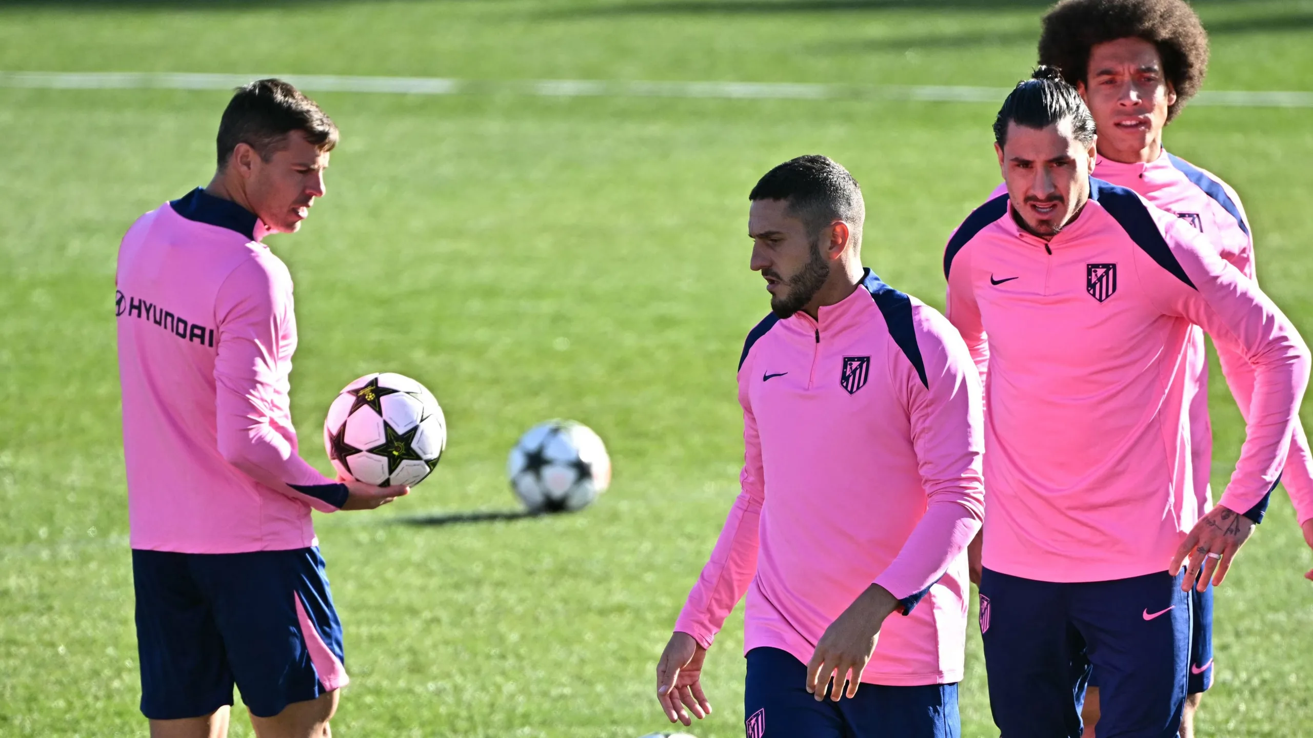 أتلتيكو مدريد يمارس تدريباته في لوس أنجلوس بمشاركة جميع لاعبيه. أتلتيكو مدريد يمارس تدريباته في لوس أنجلوس بمشاركة جميع لاعبيه.
