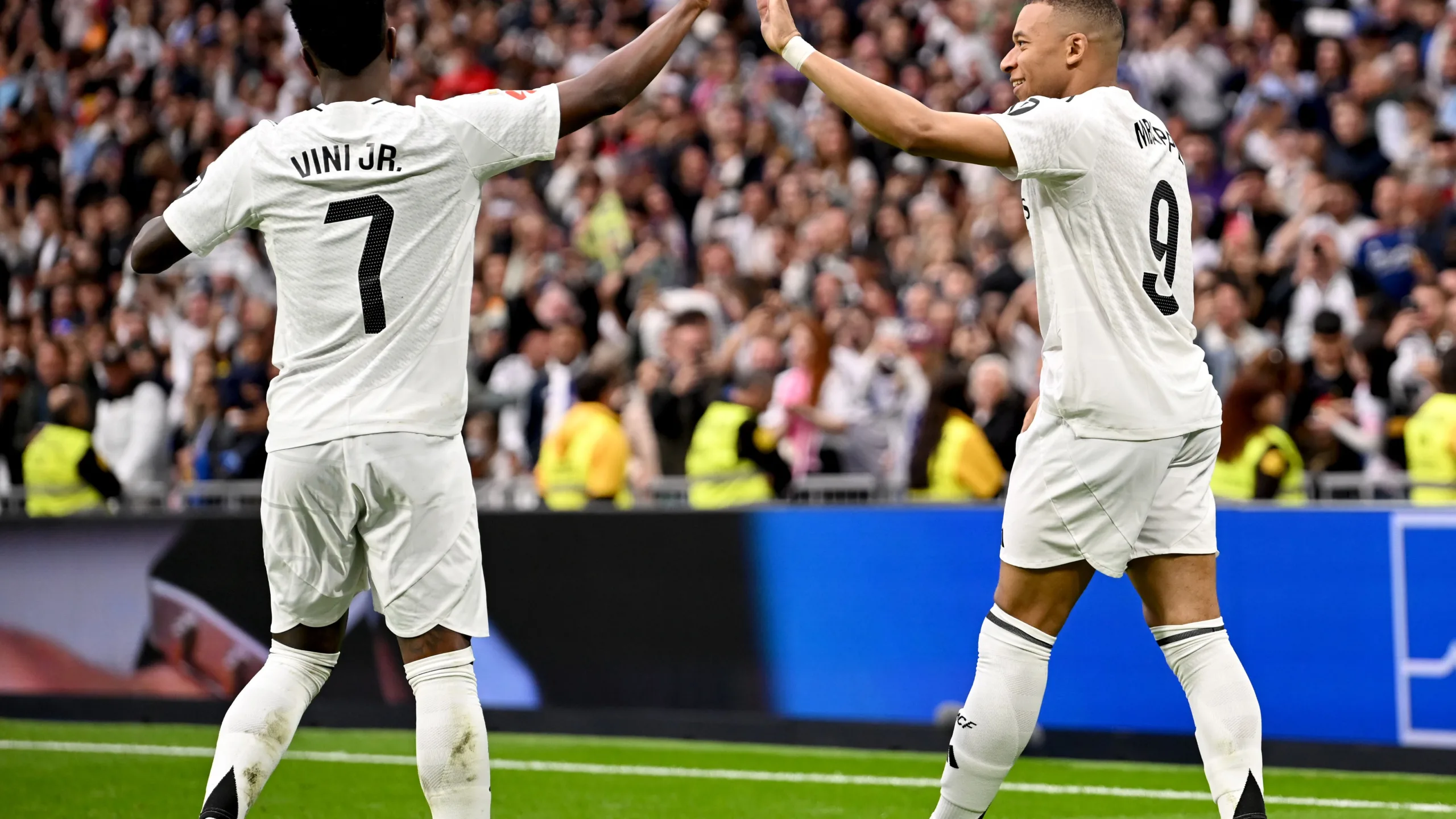 توتر الأجواء في ريال مدريد: تشابي يعاتب مبابي وفينيسيوس توتر الأجواء في ريال مدريد: تشابي يعاتب مبابي وفينيسيوس