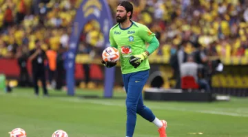 أليسون يوضح رأيه بشأن العودة إلى الدوري البرازيلي