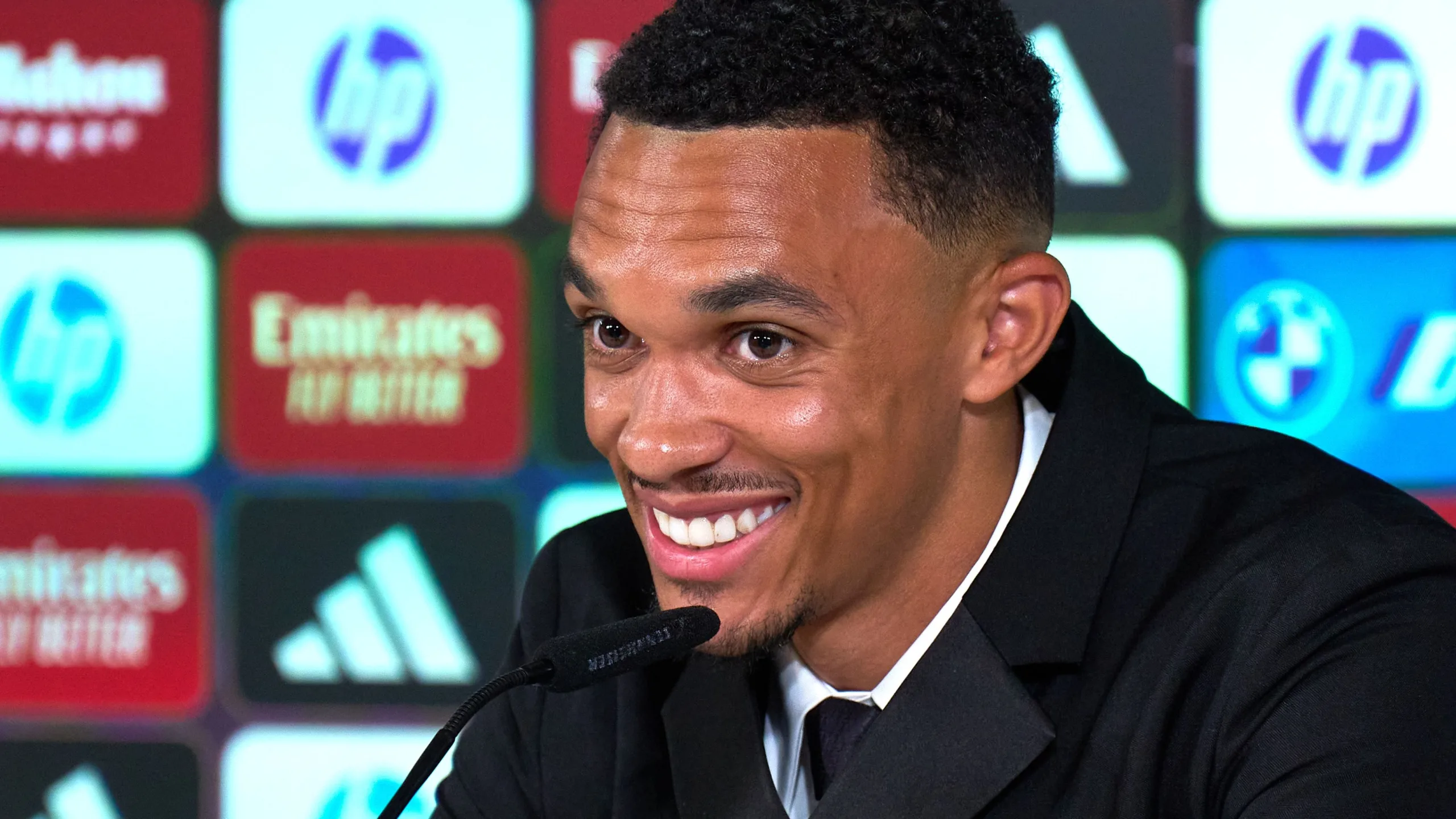 تقديم أرنولد في ريال مدريد: حديثه بالإسبانية وتأثيره الواضح مع بيريز تقديم أرنولد في ريال مدريد: حديثه بالإسبانية وتأثيره الواضح مع بيريز