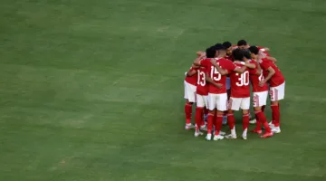 الأهلي يستعد لمواجهة بالميراس في كأس العالم للأندية بالتدرب على ملعب إحدى المدارس.
