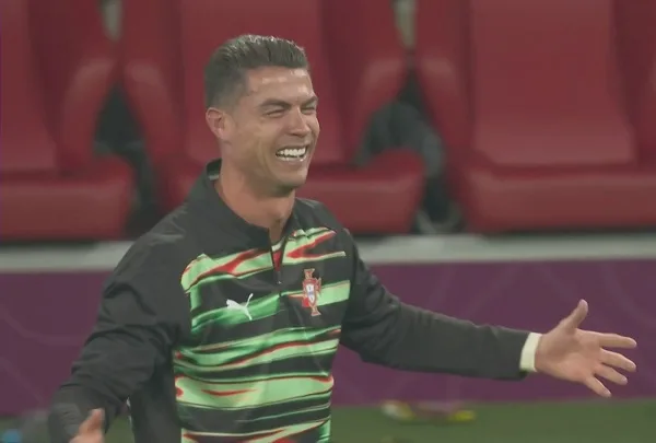 رونالدو يتأثر بالعواطف بعد فوز البرتغال بلقب دوري الأمم الأوروبية رونالدو يتأثر بالعواطف بعد فوز البرتغال بلقب دوري الأمم الأوروبية