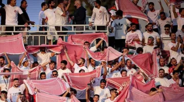 إحسان حداد يستعين بعكاز خلال احتفالات جماهير الأردن بالمونديال أمام العراق