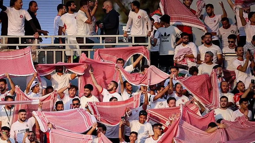 إحسان حداد يستعين بعكاز خلال احتفالات جماهير الأردن بالمونديال أمام العراق إحسان حداد يستعين بعكاز خلال احتفالات جماهير الأردن بالمونديال أمام العراق