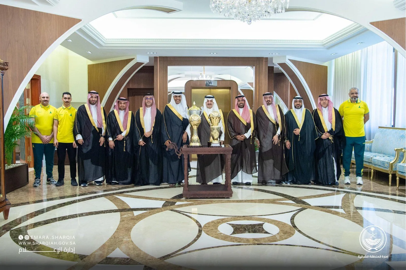 أمير الشرقية يلتقي بمجلس إدارة نادي الخليج وبعض لاعبي كرة اليد أمير الشرقية يلتقي بمجلس إدارة نادي الخليج وبعض لاعبي كرة اليد