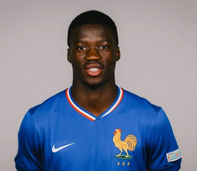 تشيلسي يعلن عن توقيع عقد مع اللاعب الفرنسي مامادو سار. تشيلسي يعلن عن توقيع عقد مع اللاعب الفرنسي مامادو سار.