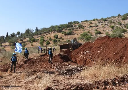 الجيش اللبناني يسد خندقًا حفره الاحتلال الإسرائيلي في بلدة ميس الجبل الجيش اللبناني يسد خندقًا حفره الاحتلال الإسرائيلي في بلدة ميس الجبل