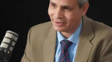نيابة أمن الدولة تطلق سراح 50 متهماً في 23 قضية، ومن بينهم الصحفي أحمد سراج.