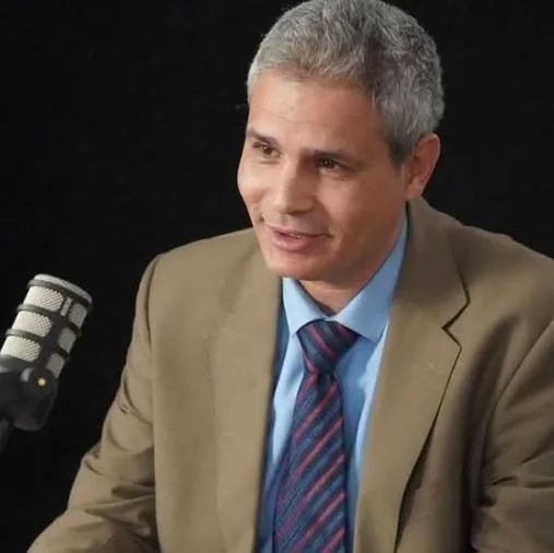نيابة أمن الدولة تطلق سراح 50 متهماً في 23 قضية، ومن بينهم الصحفي أحمد سراج.