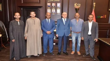 بناء جسر وتخصيص مكان لتوكتوك: محافظ الأقصر يناقش احتياجات شباب قرية كيمان المطاعنة