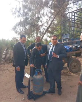 بعد مراقبة مسار أسطوانة الغاز.. محافظ الدقهلية يكتشف مستودعًا ومحطة غاز غير قانونية بعد مراقبة مسار أسطوانة الغاز.. محافظ الدقهلية يكتشف مستودعًا ومحطة غاز غير قانونية
