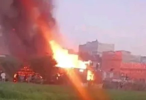 المنيا: إخماد حريق ضخم دمر 6 منازل في قرية البرجاية