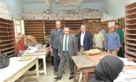 محافظ أسيوط يزور أعمال لجنة النظام وإجراءات تصحيح ورصد الدرجات للشهادة الإعدادية.