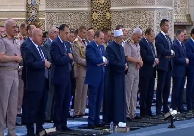 الرئيس السيسي يشارك في صلاة عيد الأضحى في مسجد مصر بالعاصمة الإدارية. الرئيس السيسي يشارك في صلاة عيد الأضحى في مسجد مصر بالعاصمة الإدارية.