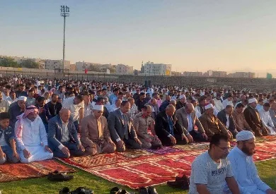 محافظ جنوب سيناء يحتفل بعيد الأضحى في شرم الشيخ ويقدم هدايا للأطفال