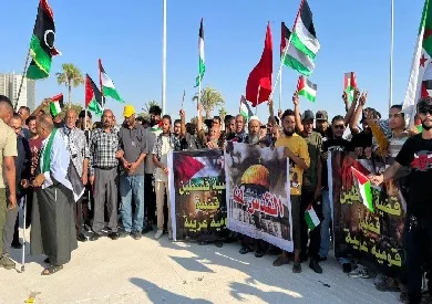 احتجاج في بنغازي تضامناً مع غزة وإدانة لتجاوزات بعض أفراد قافلة الصمود احتجاج في بنغازي تضامناً مع غزة وإدانة لتجاوزات بعض أفراد قافلة الصمود