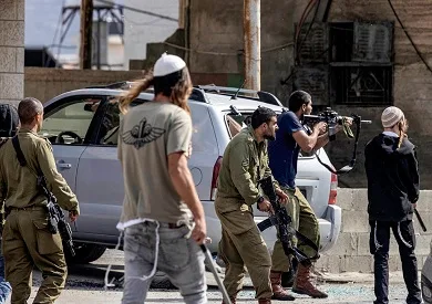 فلسطين: مستوطنون يحاصرون مدخل قرية اللبن الشرقية لليوم الرابع على التوالي فلسطين: مستوطنون يحاصرون مدخل قرية اللبن الشرقية لليوم الرابع على التوالي