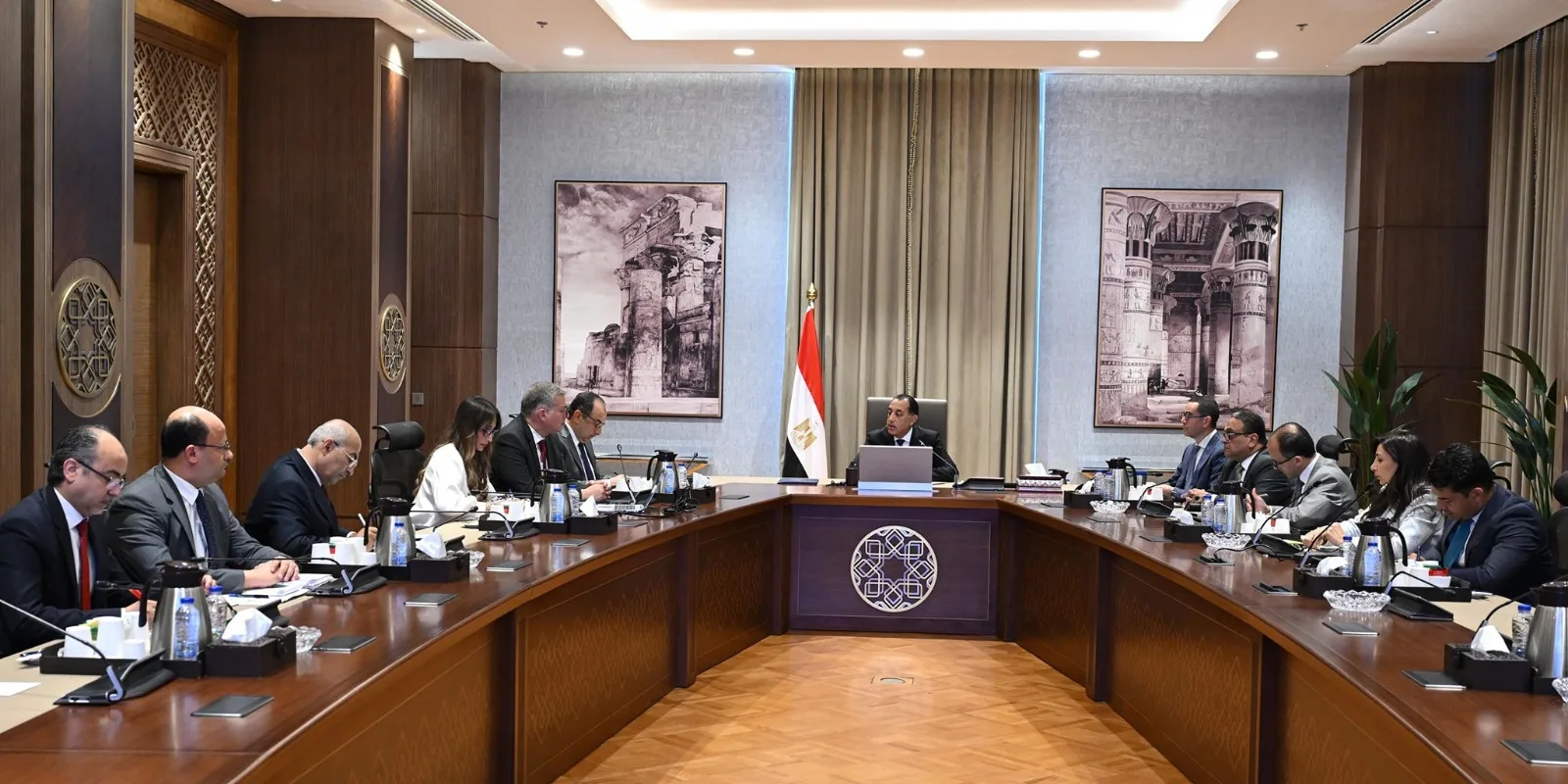 «رئيس الوزراء المصري» يراقب تقدم تنفيذ برنامج الطروحات الحكومية في مجالي «البترول» و«الأعمال العامة» «رئيس الوزراء المصري» يراقب تقدم تنفيذ برنامج الطروحات الحكومية في مجالي «البترول» و«الأعمال العامة»