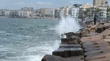 ارتفاع الأمواج يغلق شواطئ العجمي ويُعلن حظر السباحة بالرايات الحمراء في غرب الإسكندرية