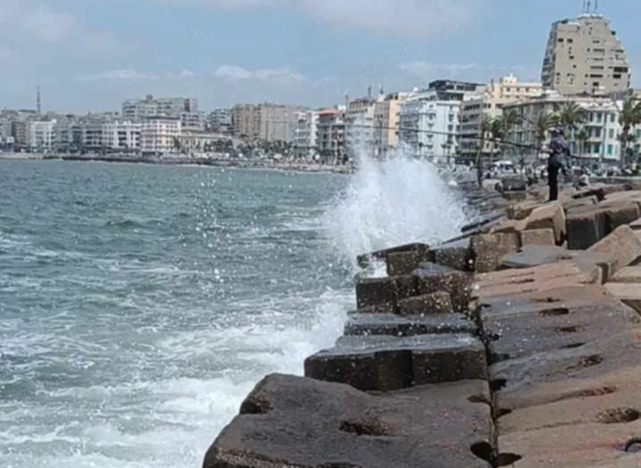 ارتفاع الأمواج يغلق شواطئ العجمي ويُعلن حظر السباحة بالرايات الحمراء في غرب الإسكندرية ارتفاع الأمواج يغلق شواطئ العجمي ويُعلن حظر السباحة بالرايات الحمراء في غرب الإسكندرية