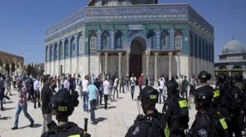 عشرات المستوطنين يعتدون على ساحات المسجد الأقصى برفقة قوات الاحتلال.