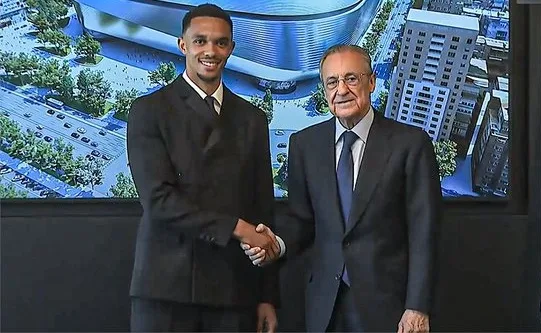أرنولد يبرم عقود انضمامه إلى ريال مدريد بحضور بيريز أرنولد يبرم عقود انضمامه إلى ريال مدريد بحضور بيريز