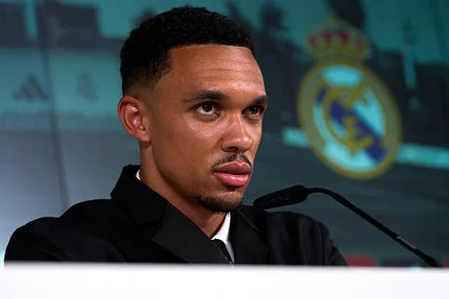 أرنولد يتحدث الإسبانية خلال حفل تقديمه في ريال مدريد أرنولد يتحدث الإسبانية خلال حفل تقديمه في ريال مدريد